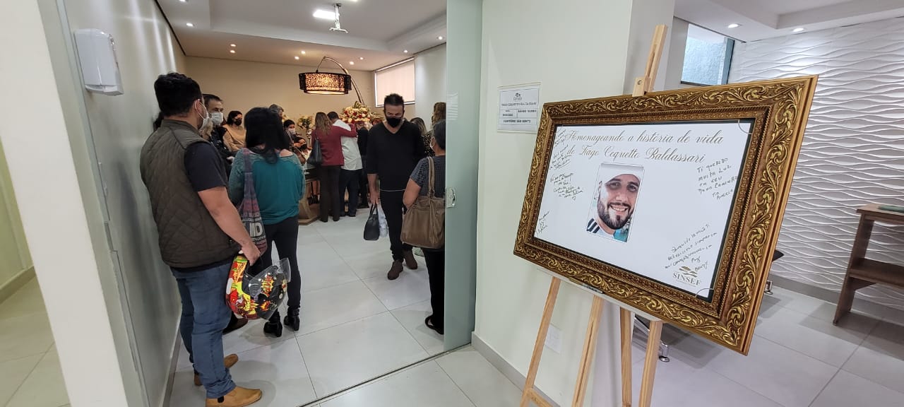 Foto 2 de 8 — Emoção no Velório: Araraquara se despede de Tiago Baldassari; assista